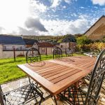 Jardin clos de 150 m² et terrasse privée orientée plein sud, vue sur la le village et la montagne de Reims. Table en teck Tectona.
Cellier Roze - Gite en Champagne - Verzy Jardin clos de 150 m² et terrasse privée orientée plein sud, vue sur la le village et la montagne de Reims. Table en teck Tectona.
Cellier Roze - Gite en Champagne - Verzy