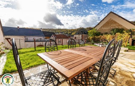 G&icirc;te n&deg;51G686 Verzy - Marne - Jardin clos de 150 m&sup2; et terrasse priv&eacute;e orient&eacute;e plein sud, vue sur la le village et la montagne de Reims. Table en teck Tectona.
Cellier Roze - Gite en Champagne - Verzy